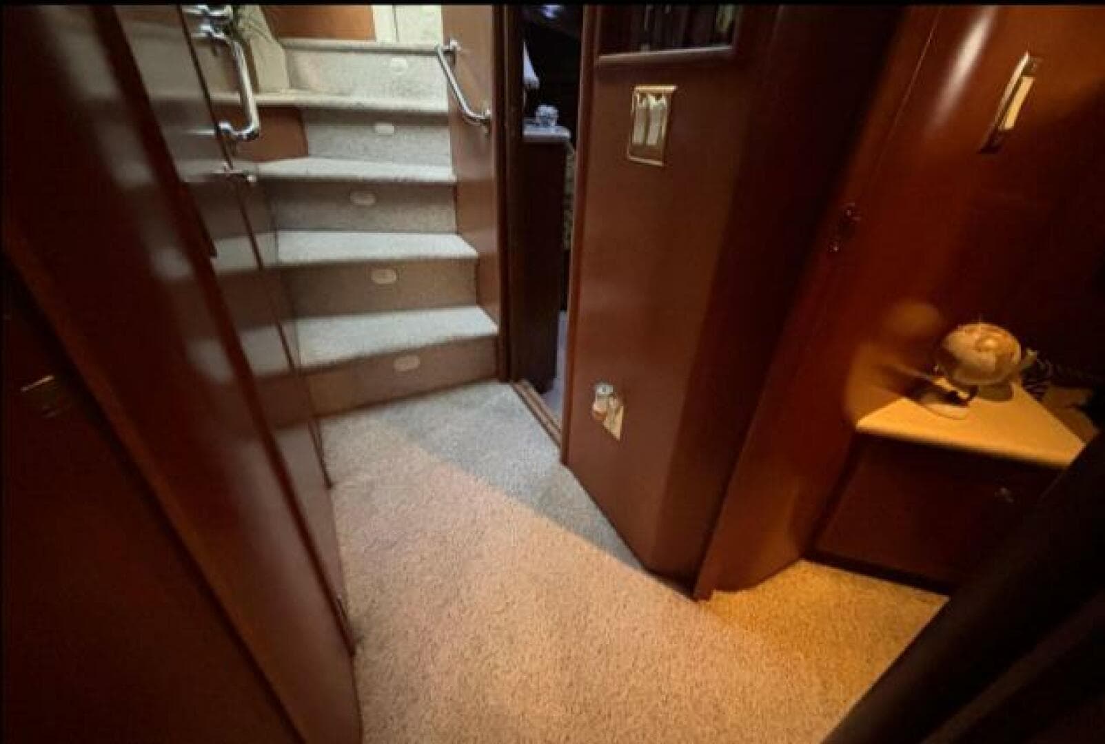 1998 Carver 530 Voyager — photo 27