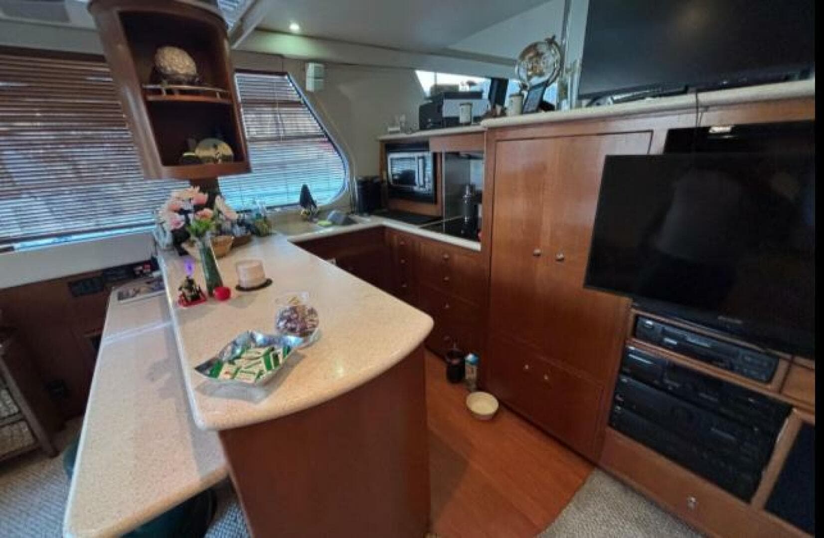 1998 Carver 530 Voyager — photo 22