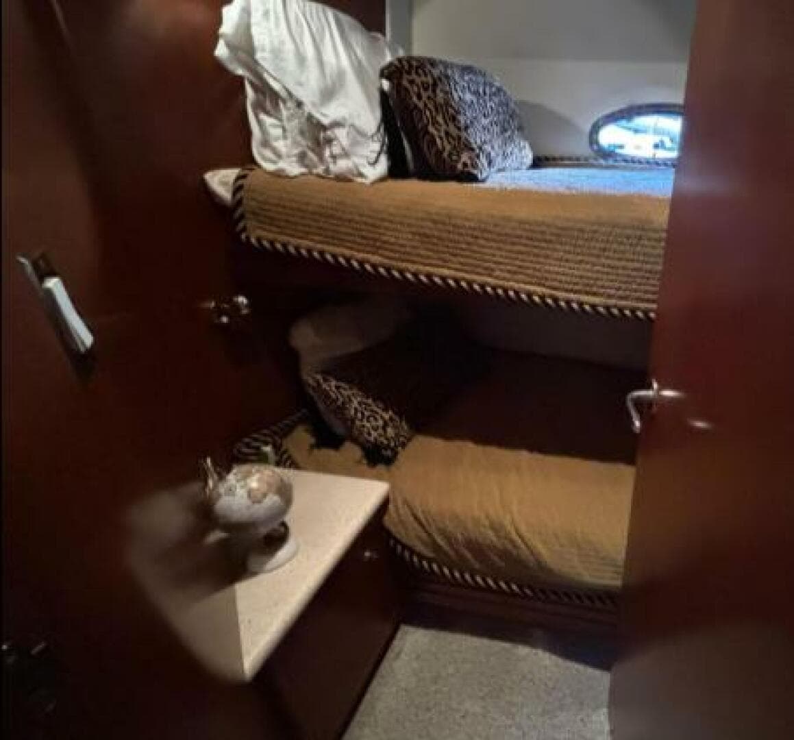 1998 Carver 530 Voyager — photo 31