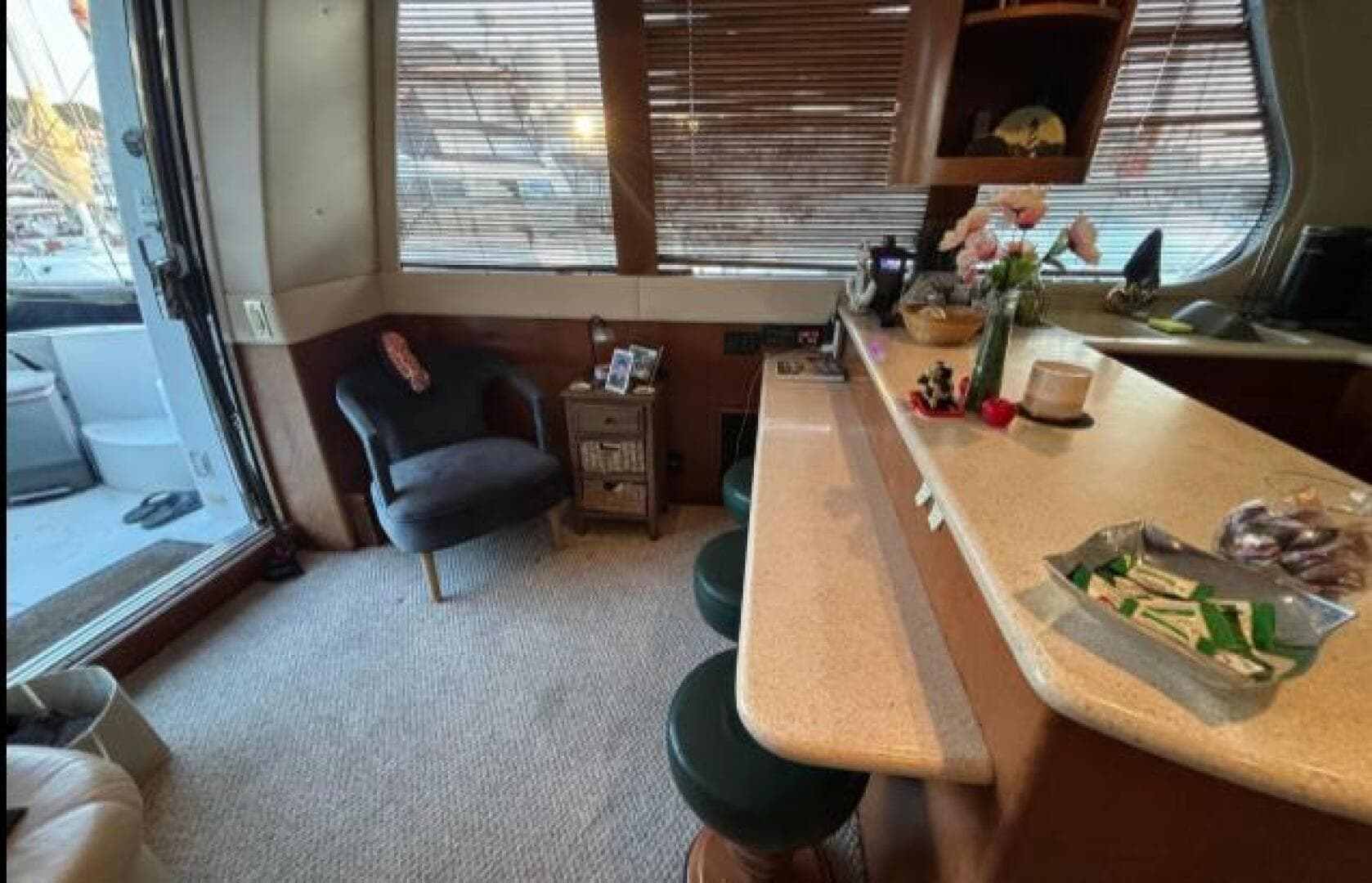 1998 Carver 530 Voyager — photo 20