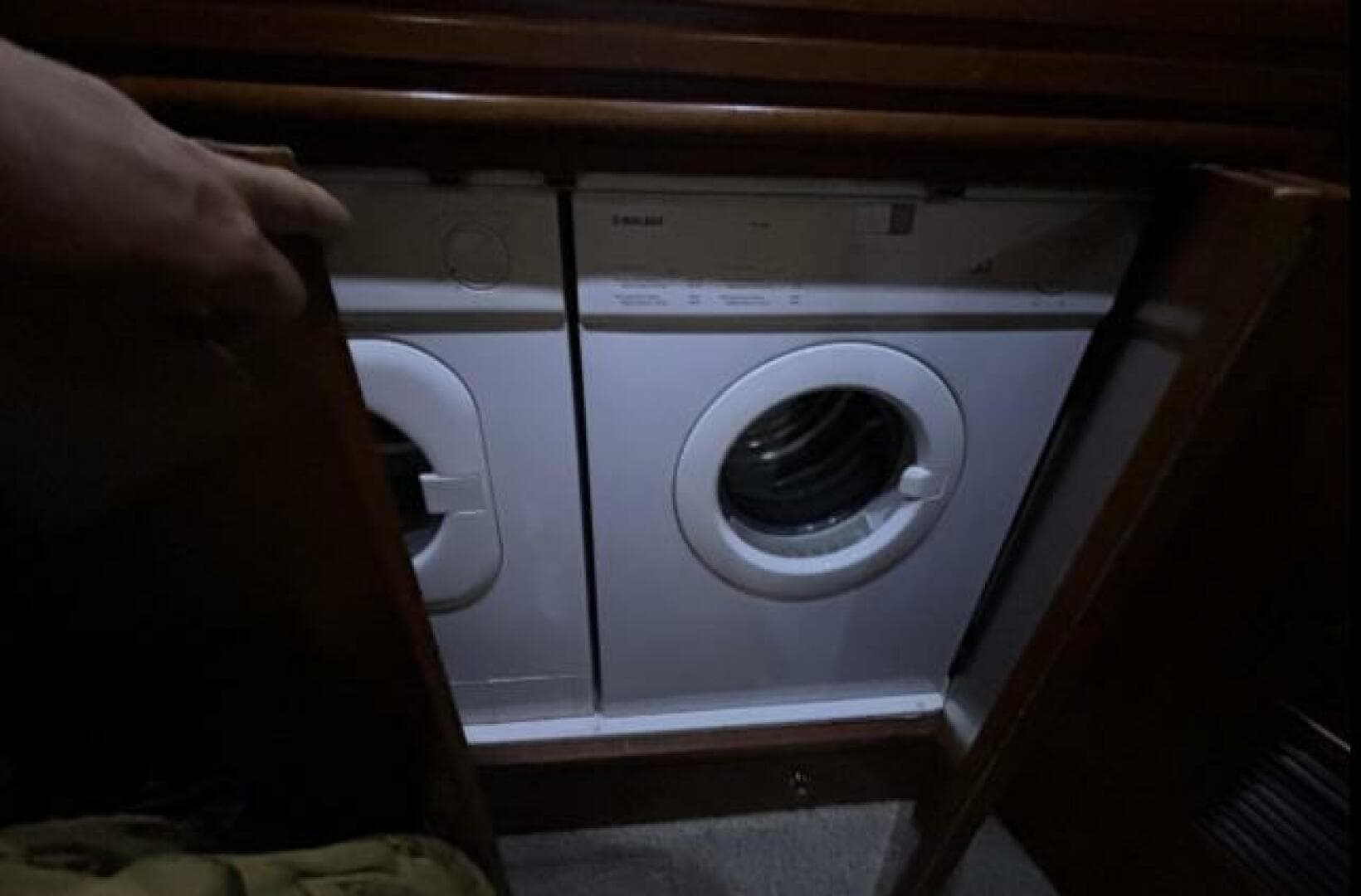 1998 Carver 530 Voyager — photo 37