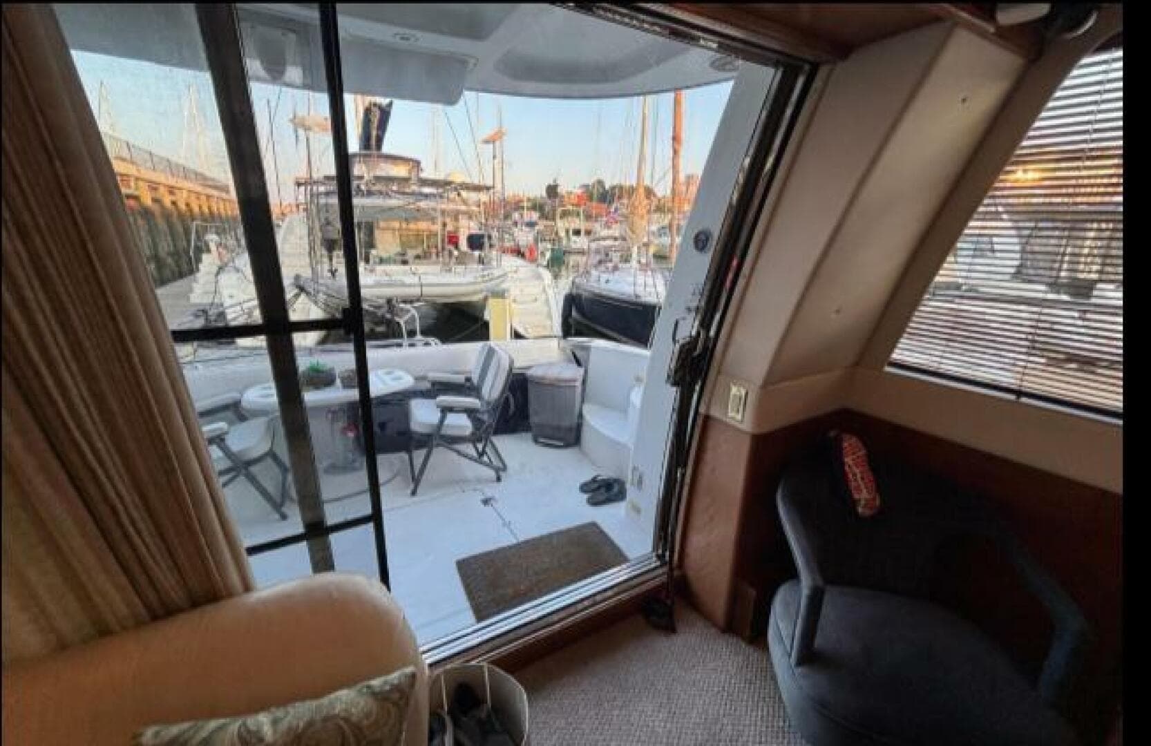 1998 Carver 530 Voyager — photo 17