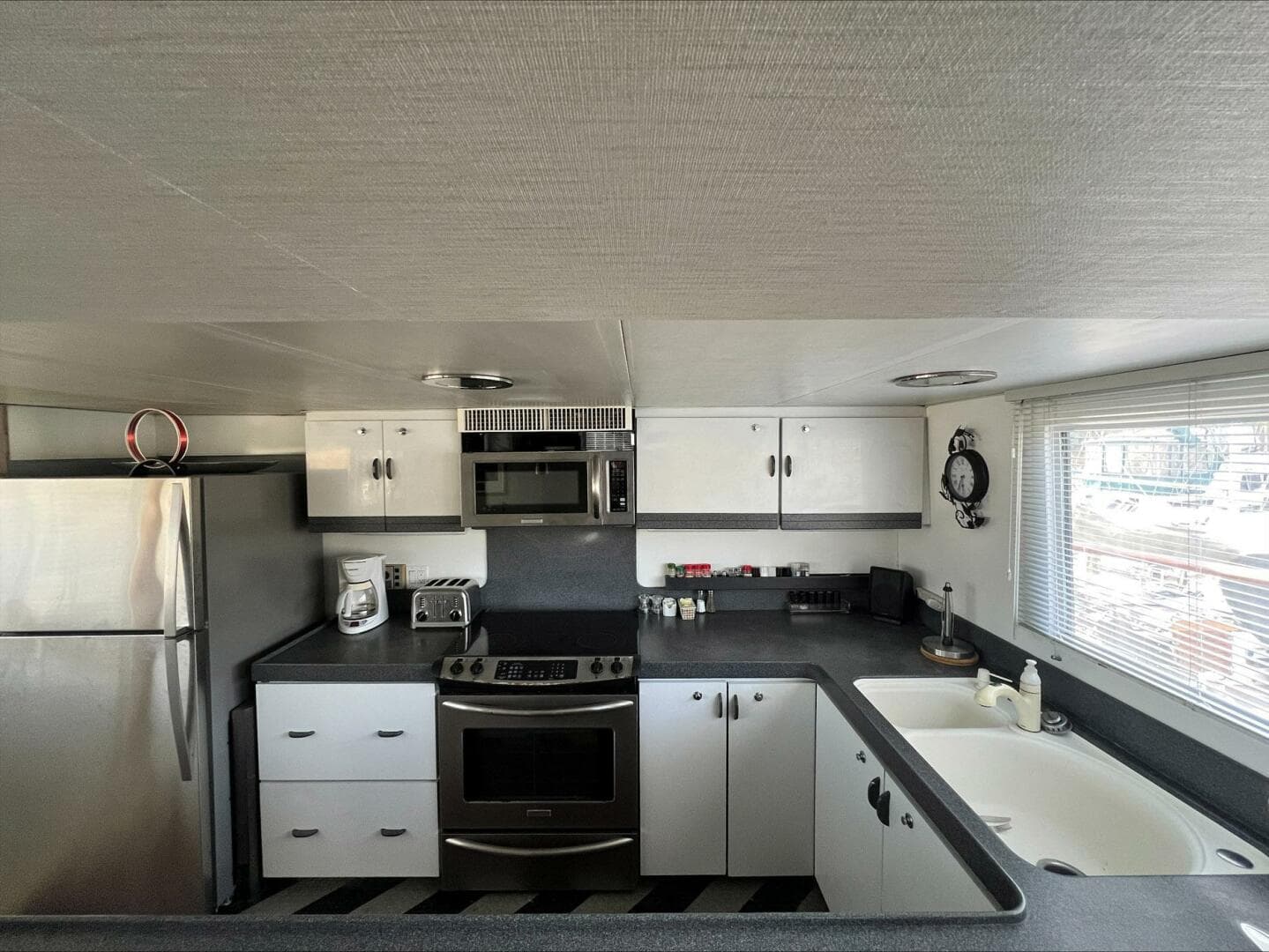 1984 Broward Raised Pilothouse — photo 23