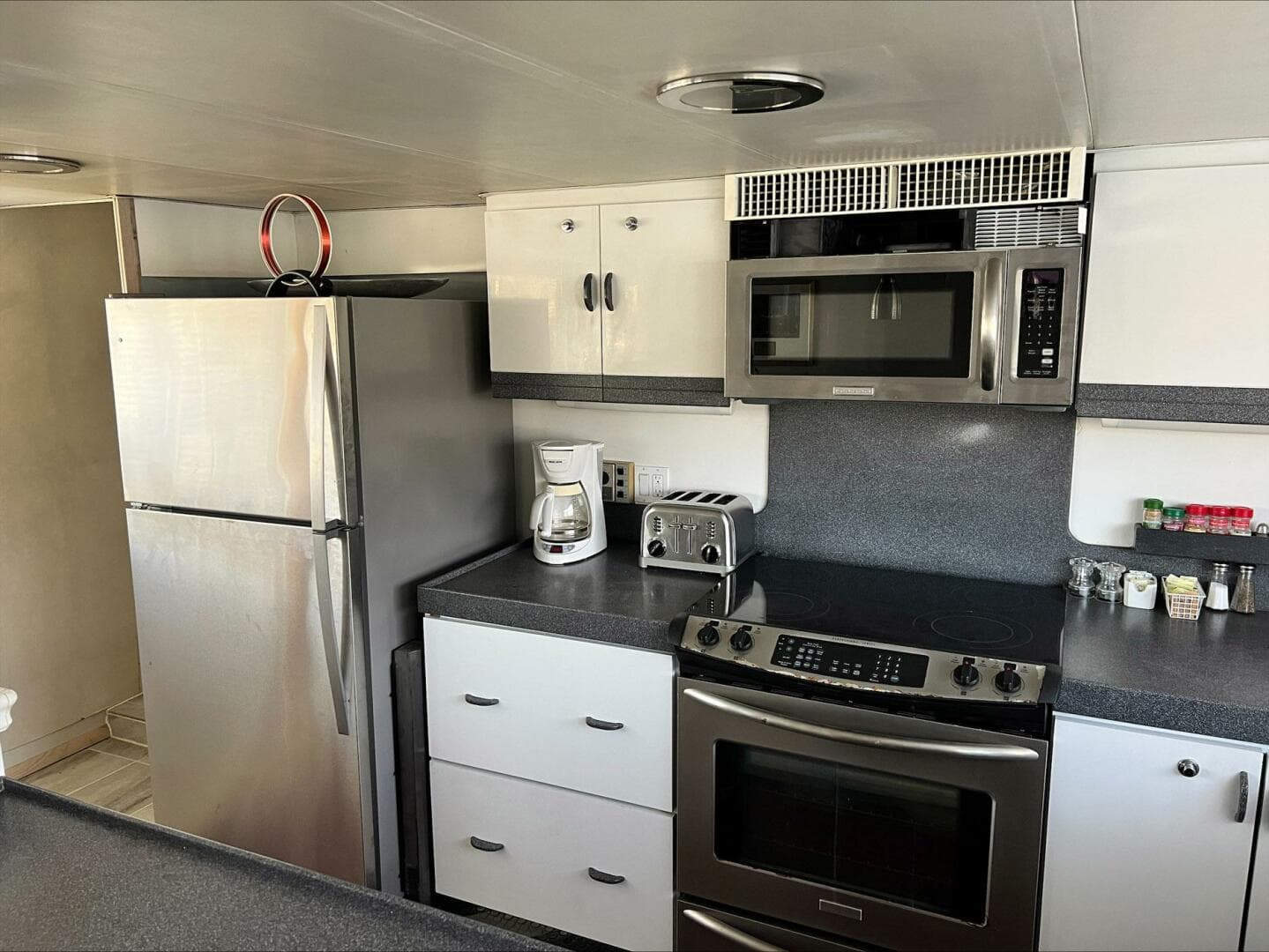 1984 Broward Raised Pilothouse — photo 20