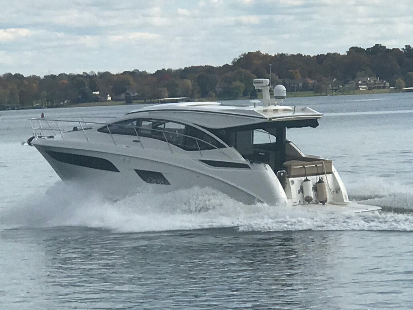 2017 Sea Ray 400 Sundancer — photo 2