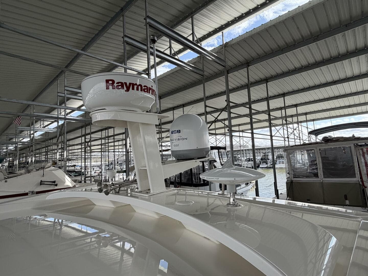 2017 Sea Ray 400 Sundancer — photo 20