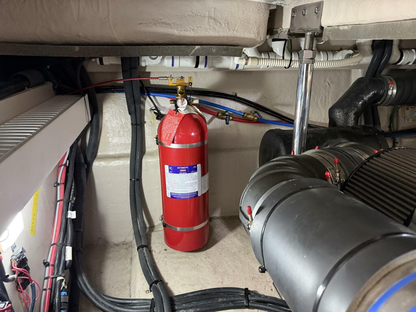 2017 Sea Ray 400 Sundancer — photo 42