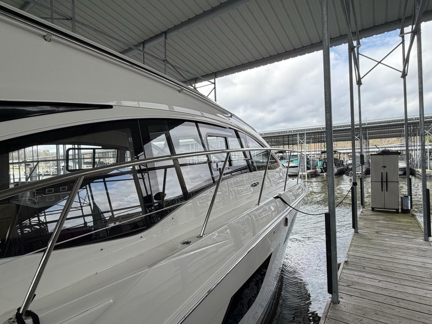 2017 Sea Ray 400 Sundancer — photo 23