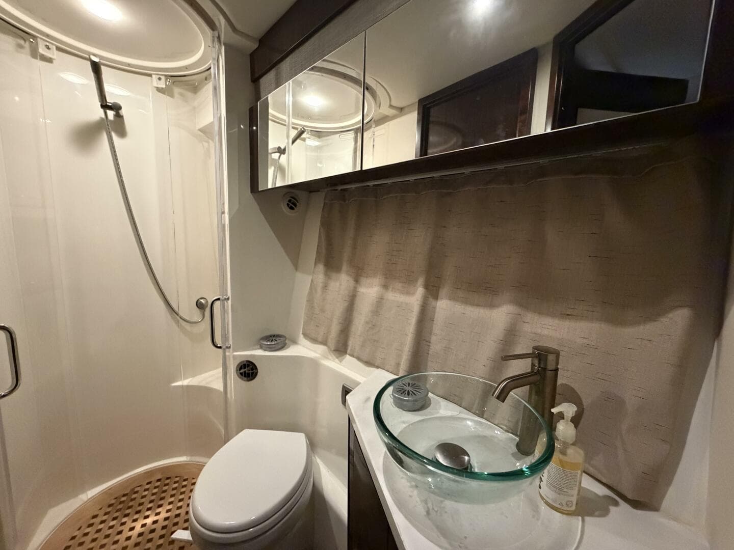 2017 Sea Ray 400 Sundancer — photo 33