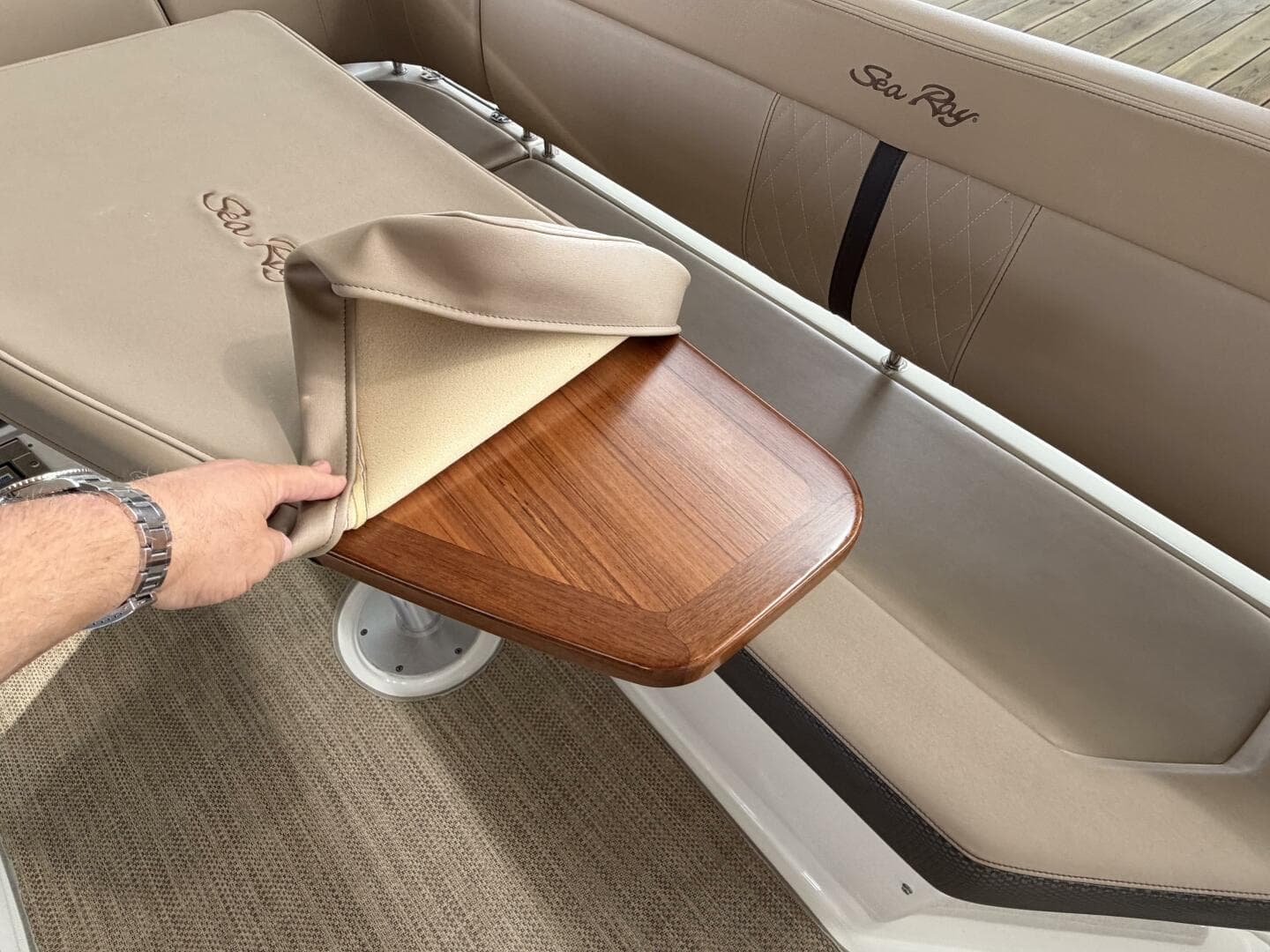 2017 Sea Ray 400 Sundancer — photo 13