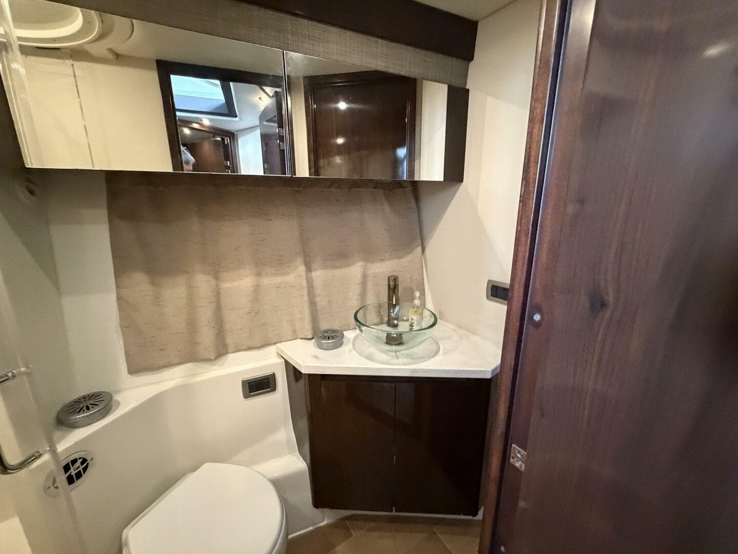 2017 Sea Ray 400 Sundancer — photo 34