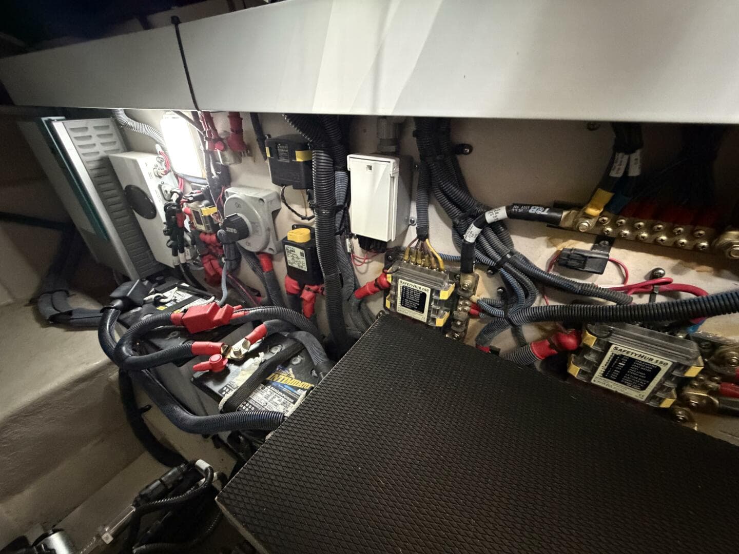 2017 Sea Ray 400 Sundancer — photo 36