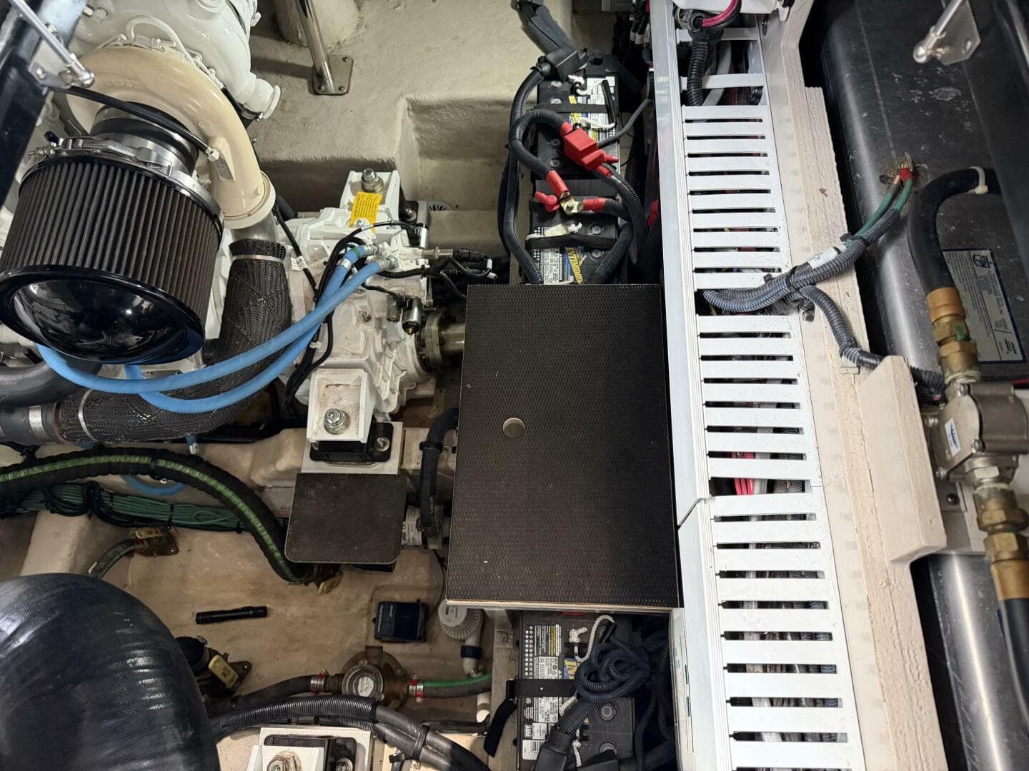 2017 Sea Ray 400 Sundancer — photo 43