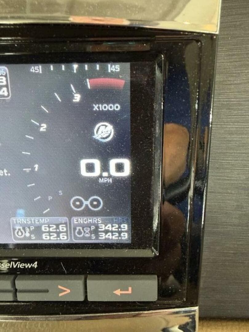 2017 Sea Ray 400 Sundancer — photo 47