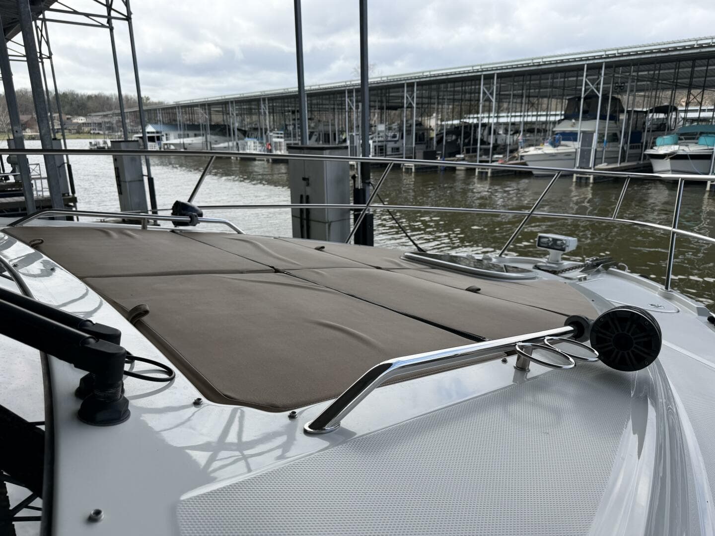 2017 Sea Ray 400 Sundancer — photo 18