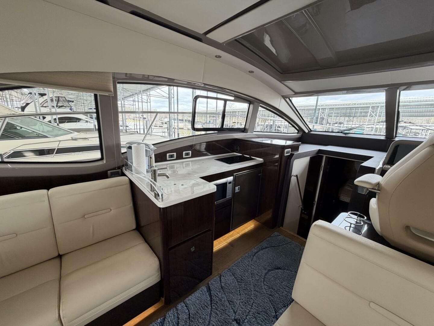 2017 Sea Ray 400 Sundancer — photo 9