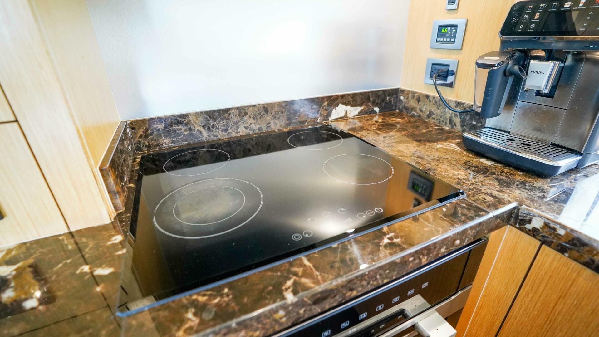 2016 Sunseeker 75 Yacht — photo 32