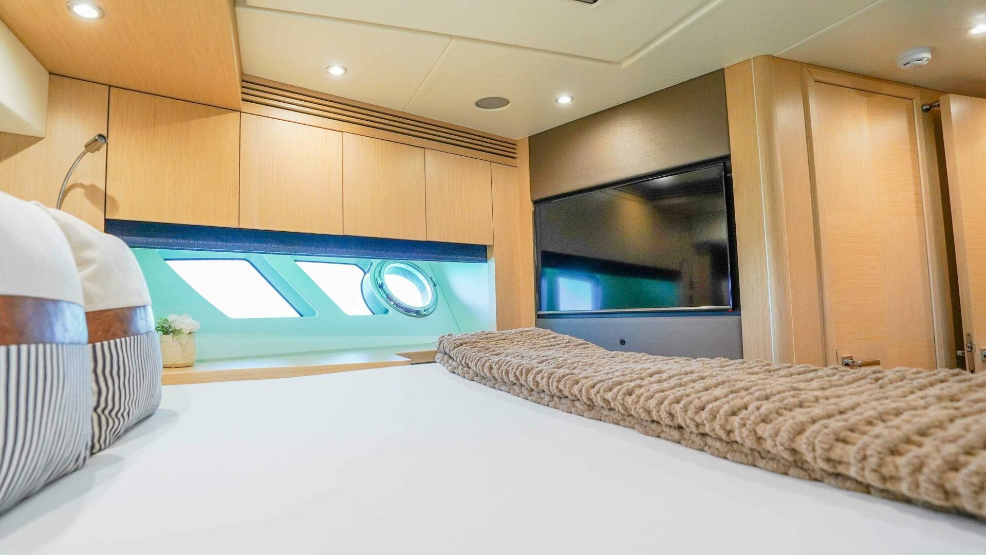 2016 Sunseeker 75 Yacht — photo 46