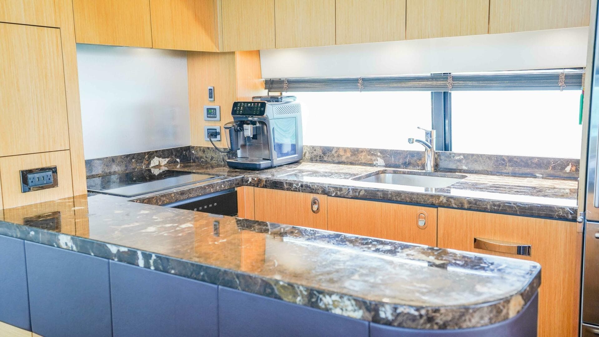 2016 Sunseeker 75 Yacht — photo 30