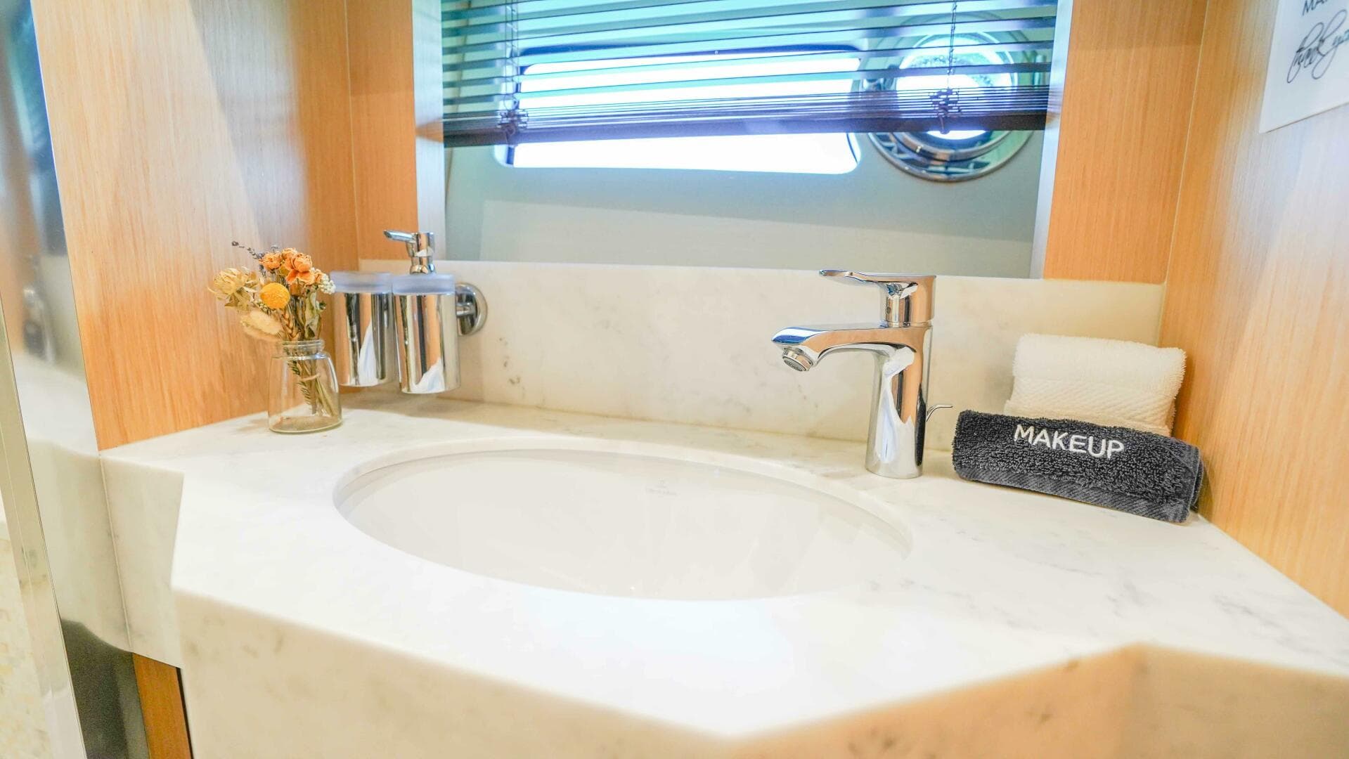 2016 Sunseeker 75 Yacht — photo 54