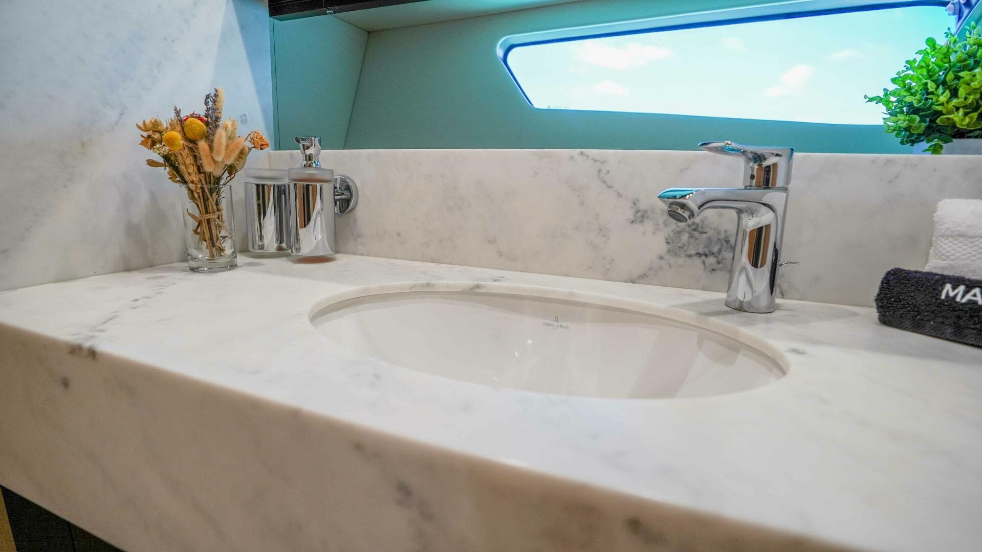 2016 Sunseeker 75 Yacht — photo 48