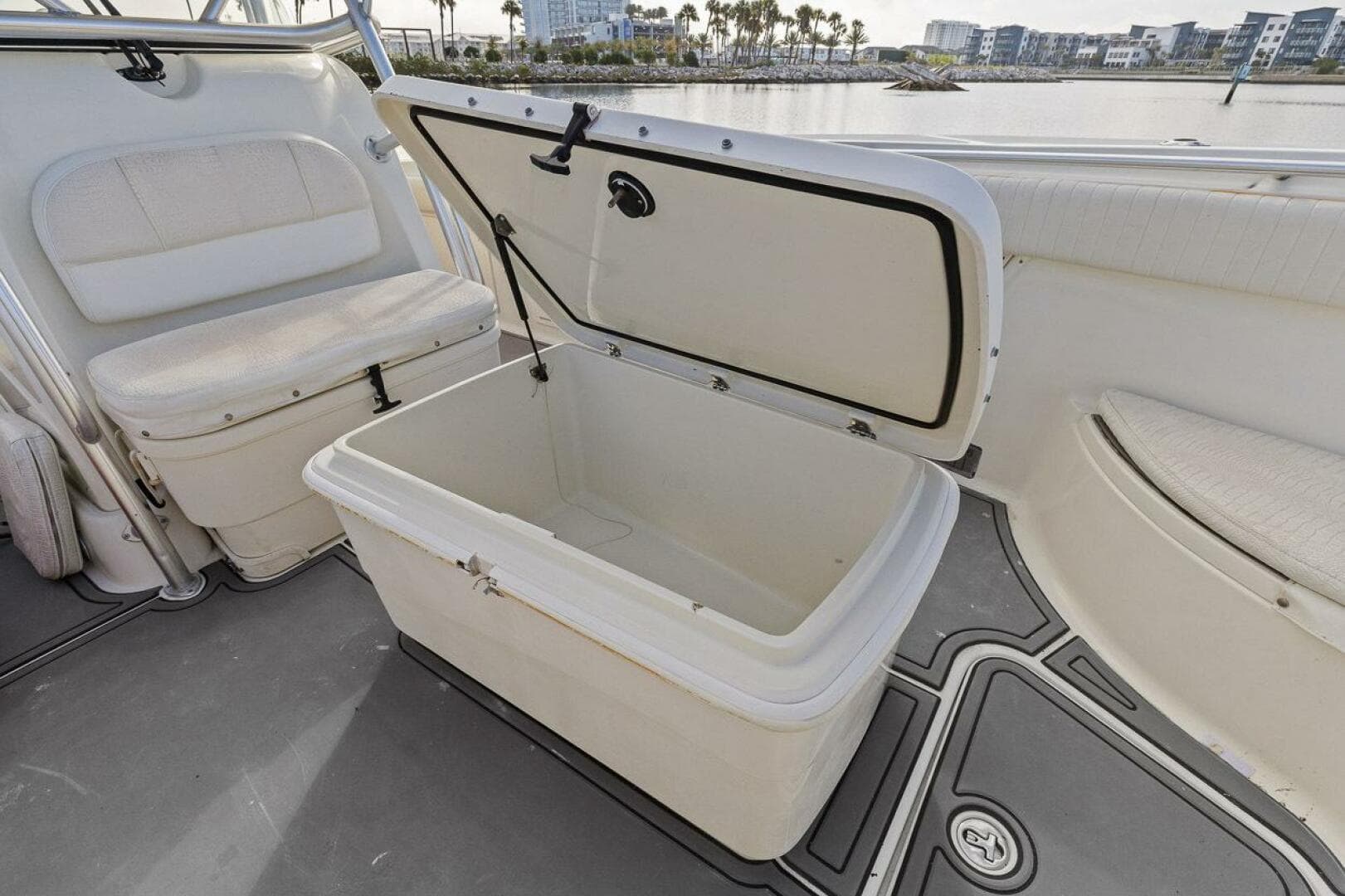 2004 Hydra-Sports Vector 3300 CC — photo 10