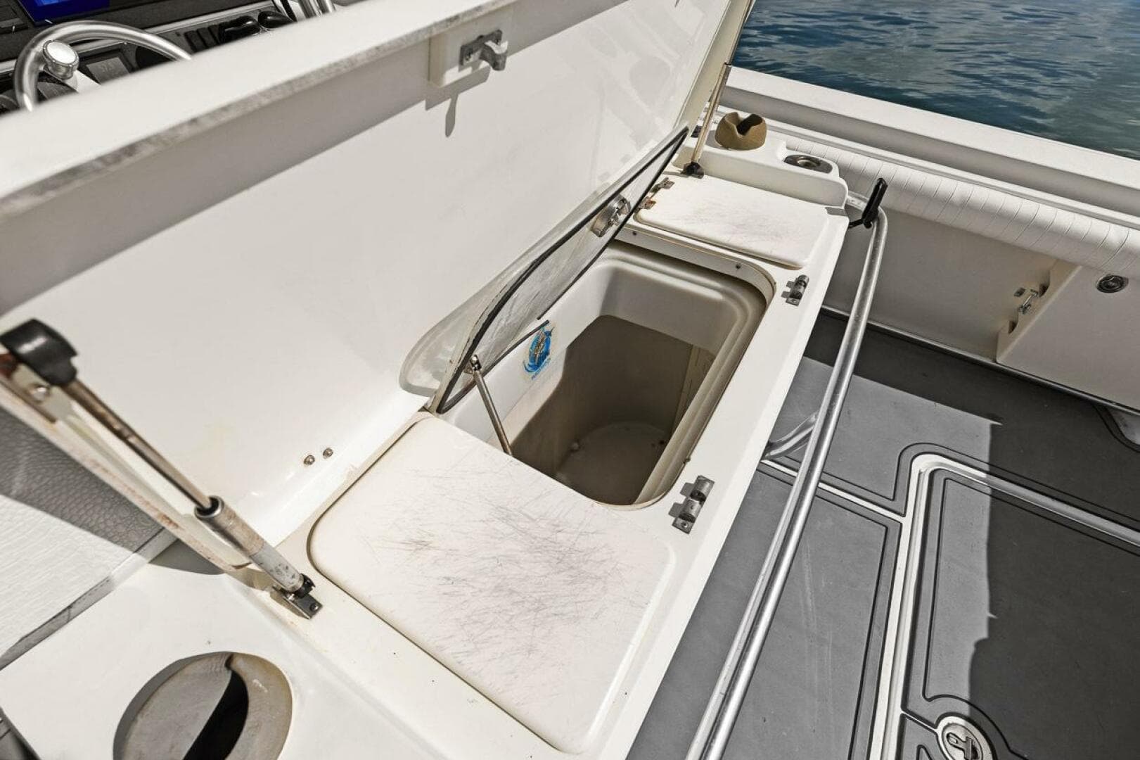 2004 Hydra-Sports Vector 3300 CC — photo 41