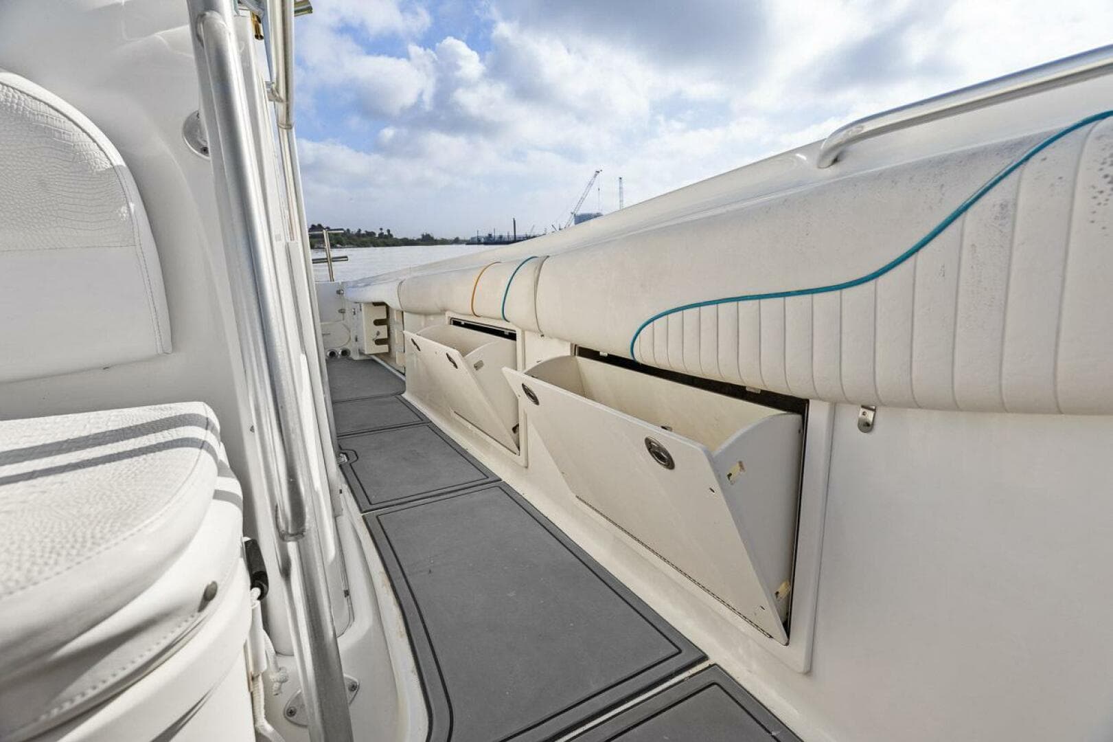 2004 Hydra-Sports Vector 3300 CC — photo 17