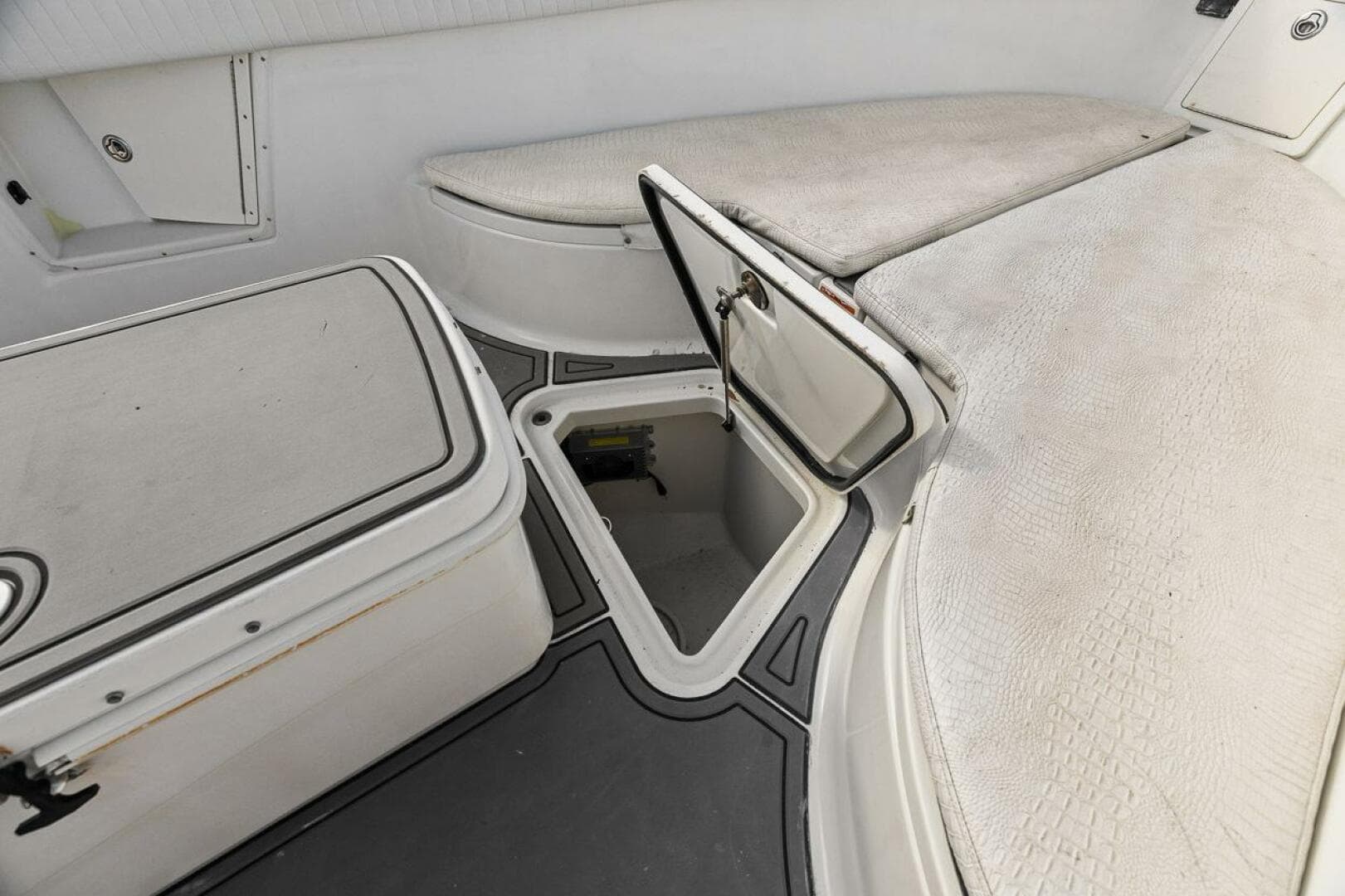 2004 Hydra-Sports Vector 3300 CC — photo 14