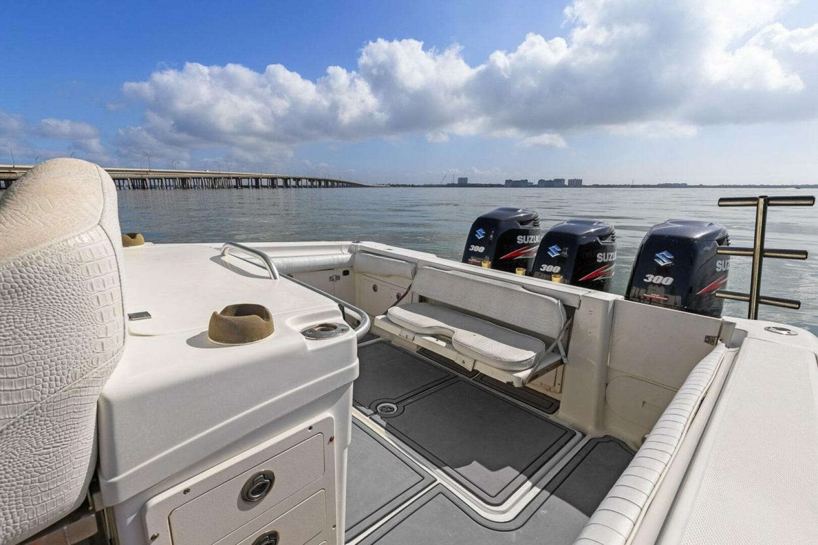 2004 Hydra-Sports Vector 3300 CC — photo 2