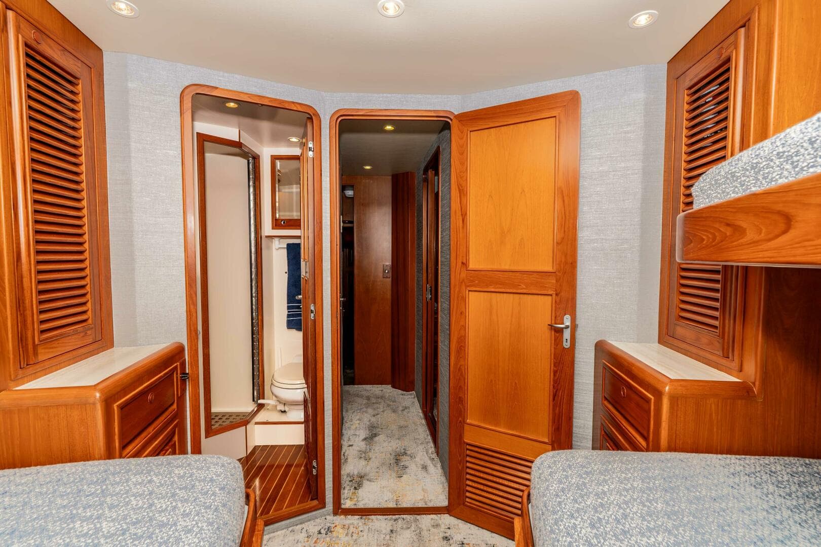 2000 Offshore Yachts Flushdeck — photo 37