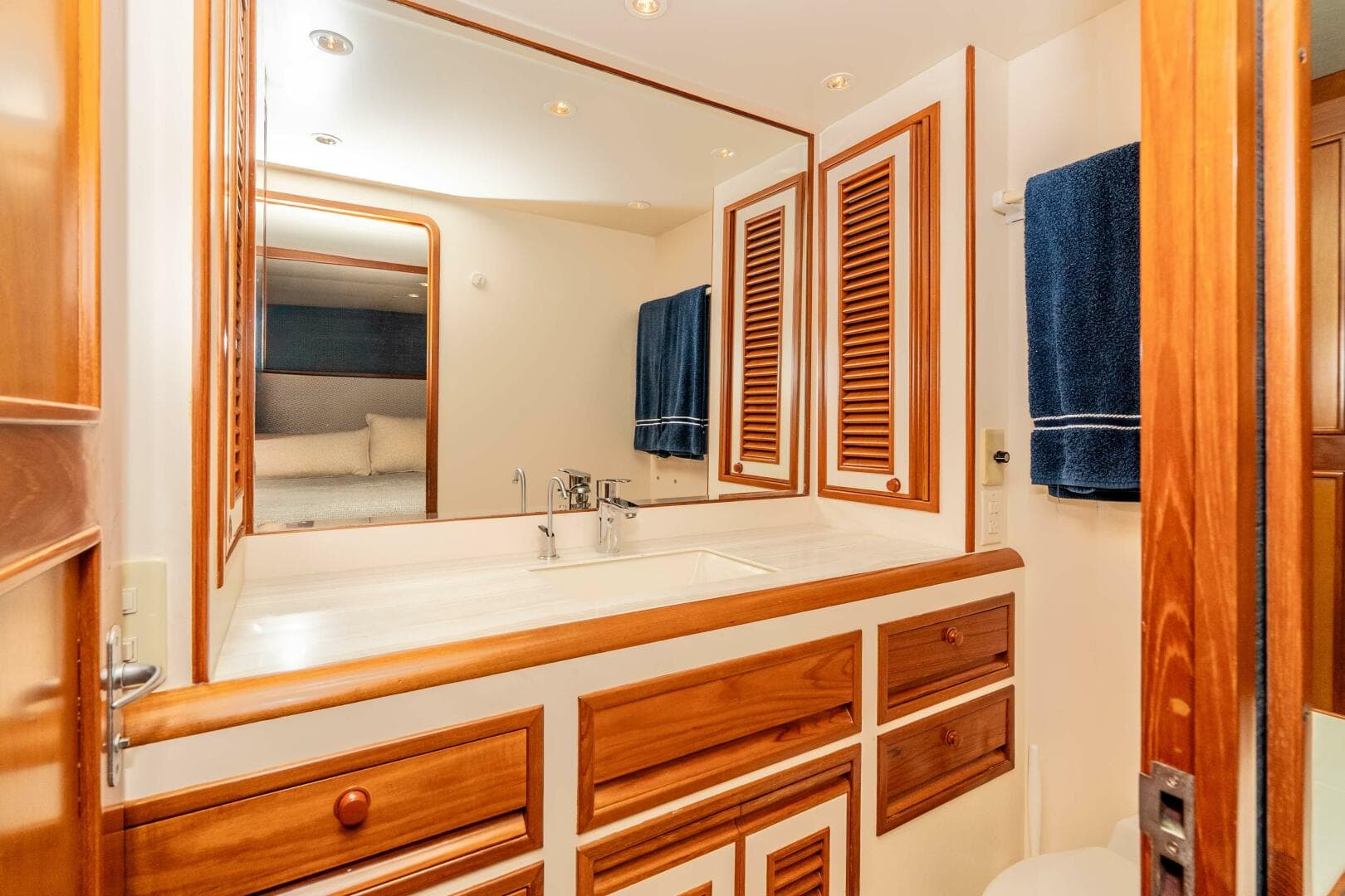 2000 Offshore Yachts Flushdeck — photo 34