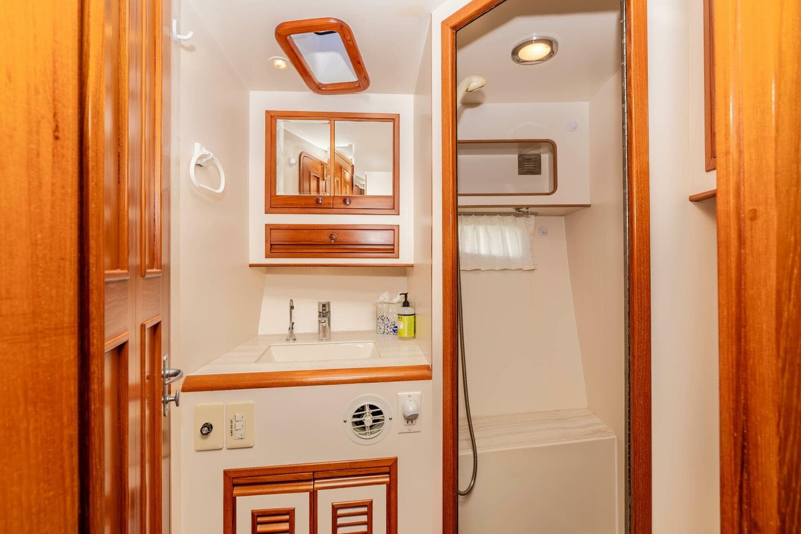 2000 Offshore Yachts Flushdeck — photo 38