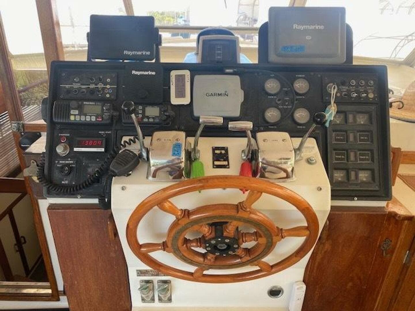 1972 Chris-Craft Flushdeck — photo 9