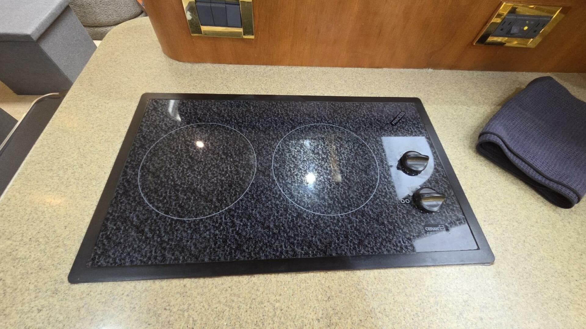 2000 Cruisers Yachts 4450 Express — photo 41