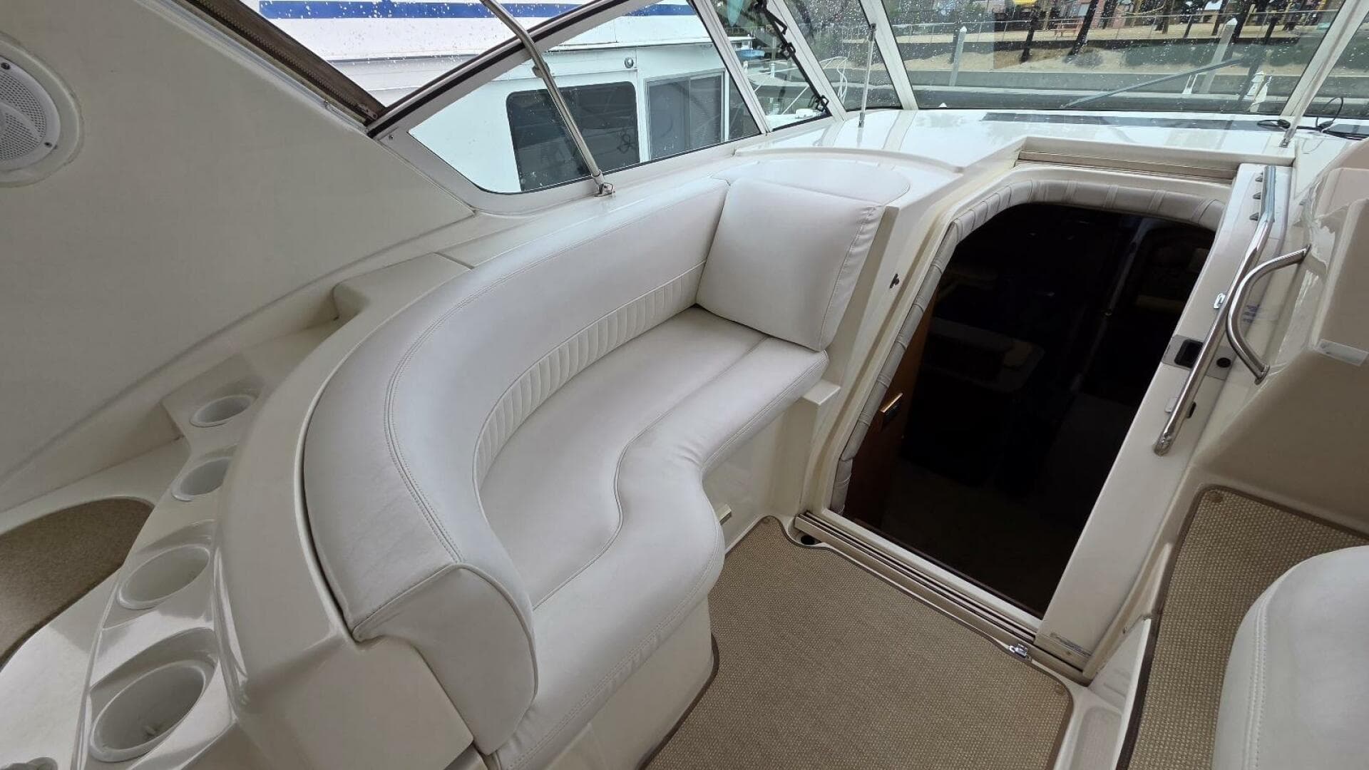 2000 Cruisers Yachts 4450 Express — photo 17