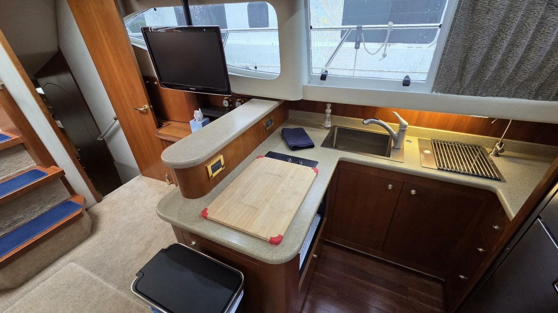 2000 Cruisers Yachts 4450 Express — photo 33