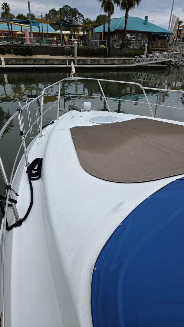 2000 Cruisers Yachts 4450 Express — photo 10