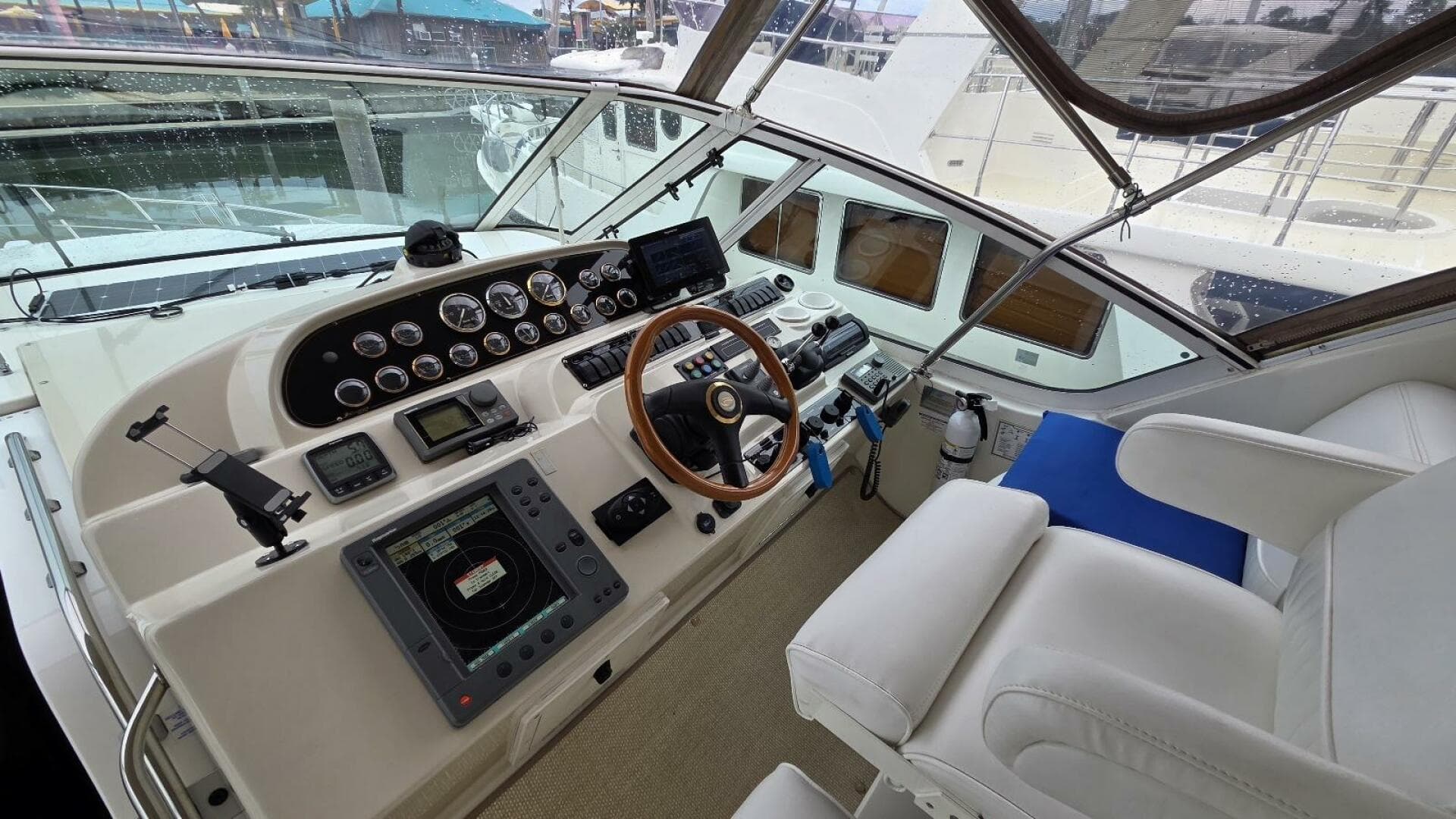 2000 Cruisers Yachts 4450 Express — photo 20
