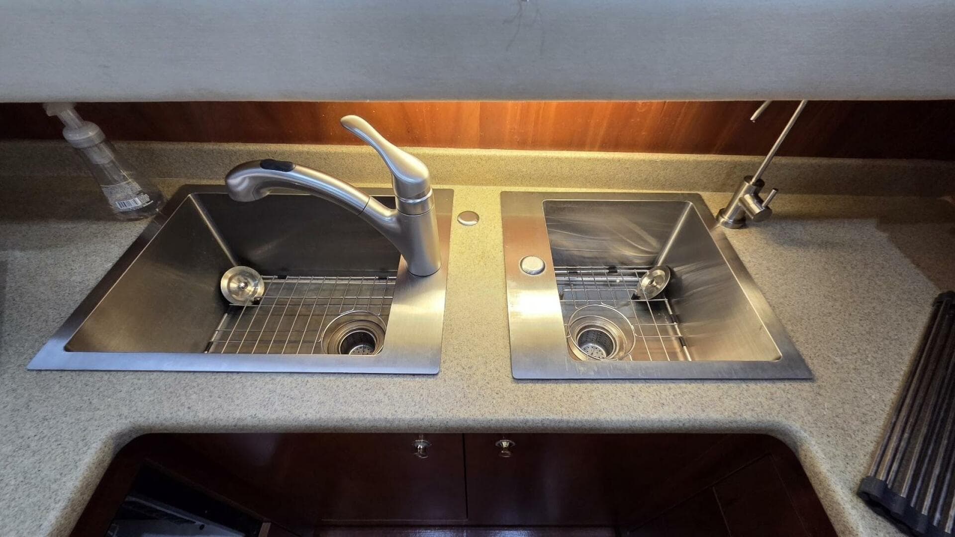 2000 Cruisers Yachts 4450 Express — photo 43