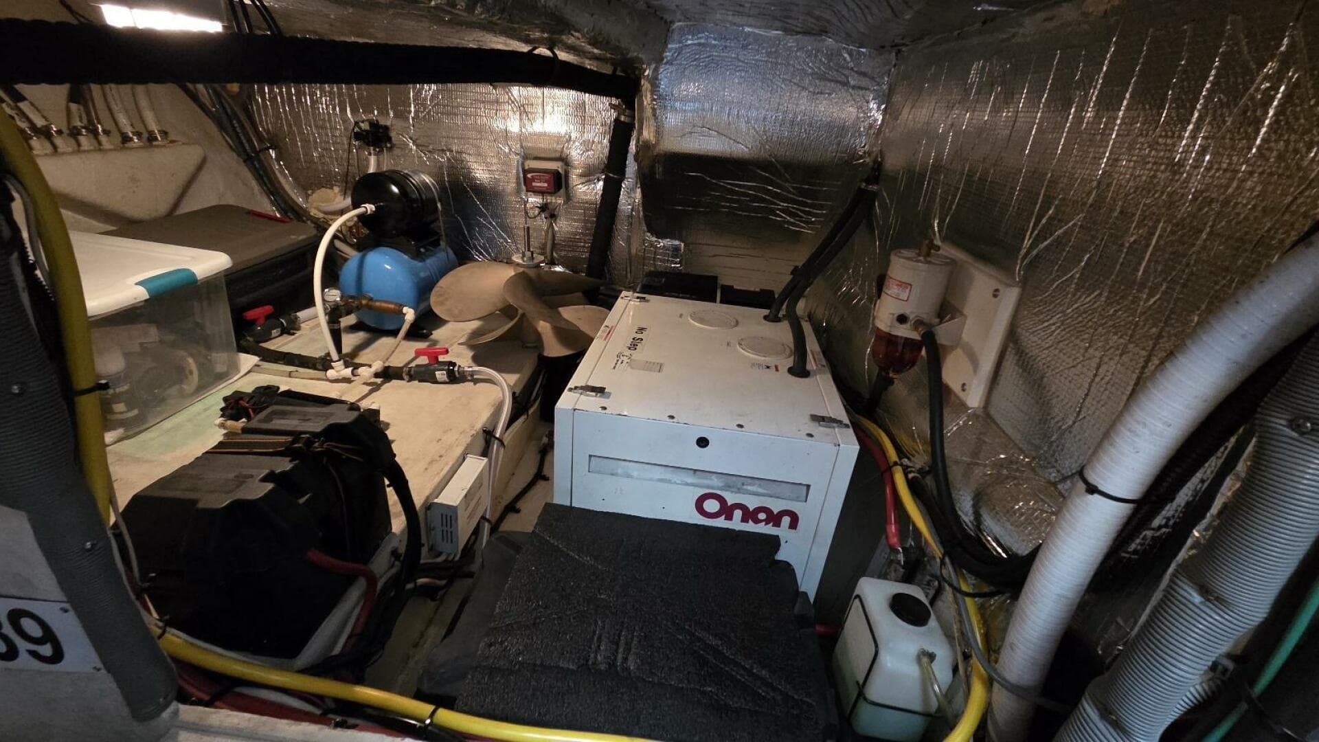 2000 Cruisers Yachts 4450 Express — photo 62