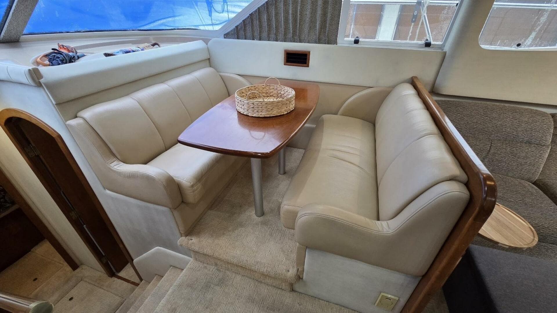 2000 Cruisers Yachts 4450 Express — photo 38