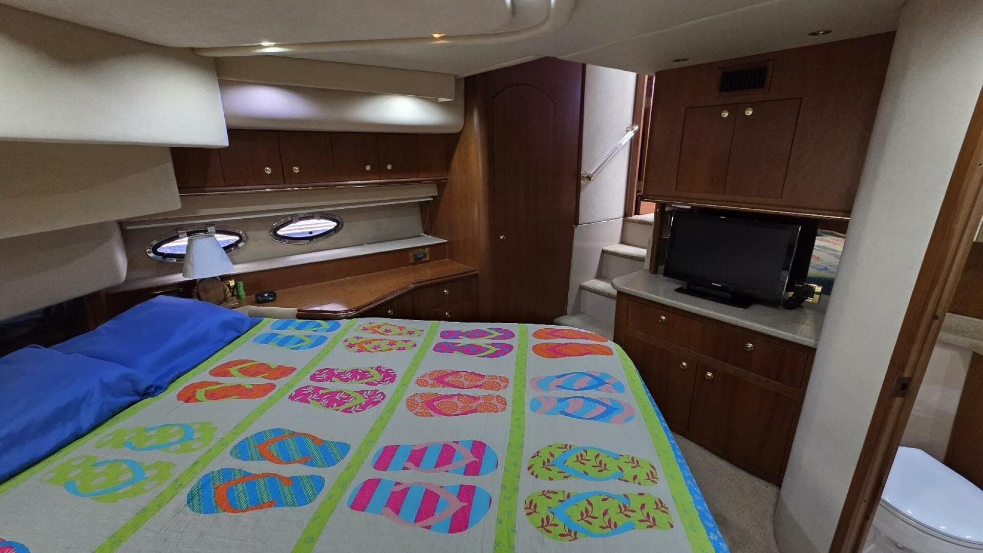 2000 Cruisers Yachts 4450 Express — photo 57