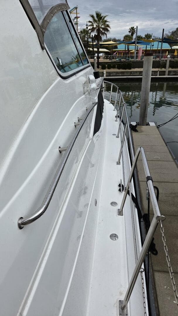 2000 Cruisers Yachts 4450 Express — photo 8