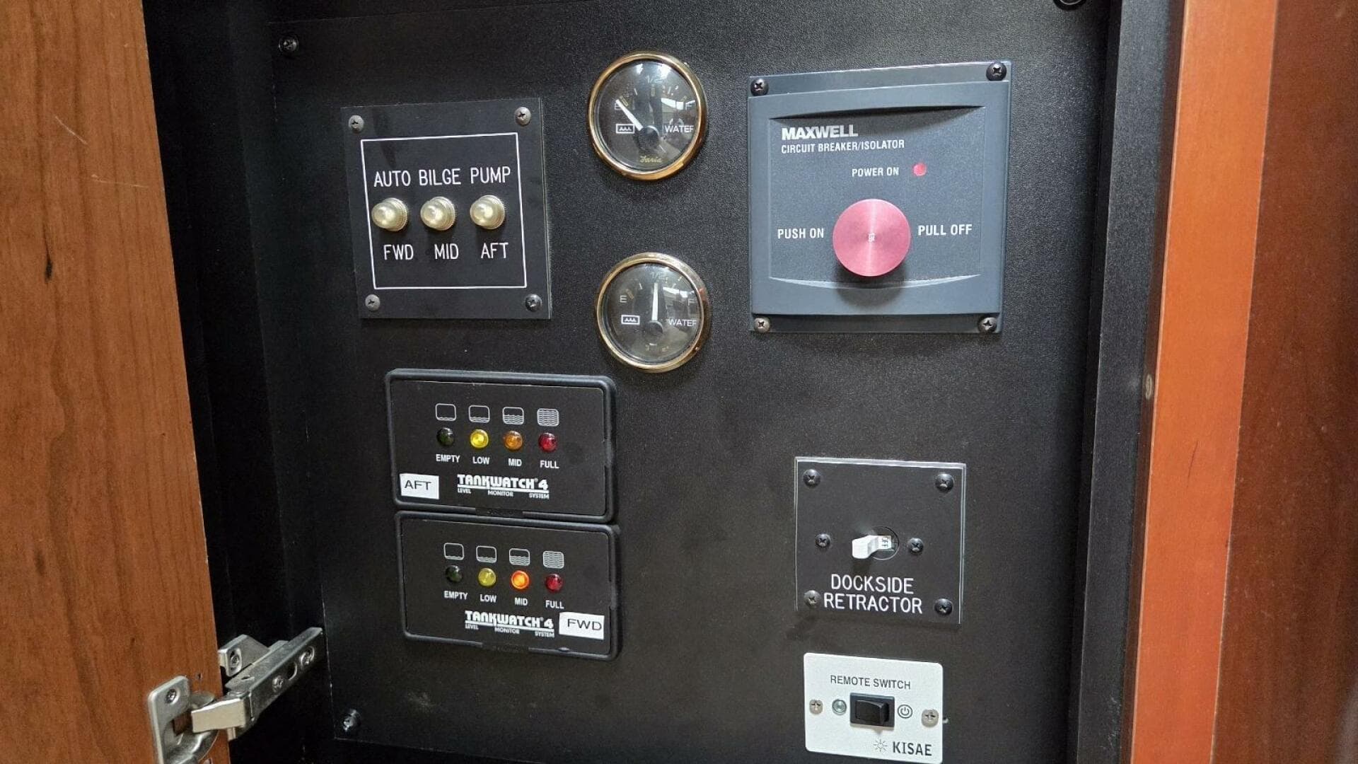 2000 Cruisers Yachts 4450 Express — photo 71