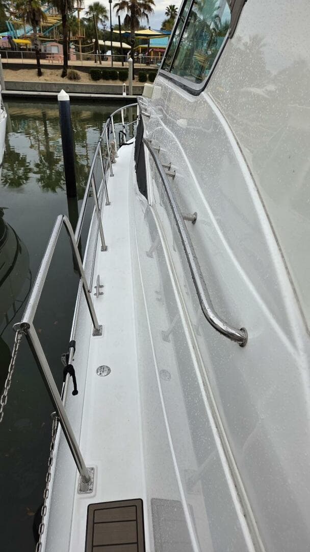 2000 Cruisers Yachts 4450 Express — photo 9