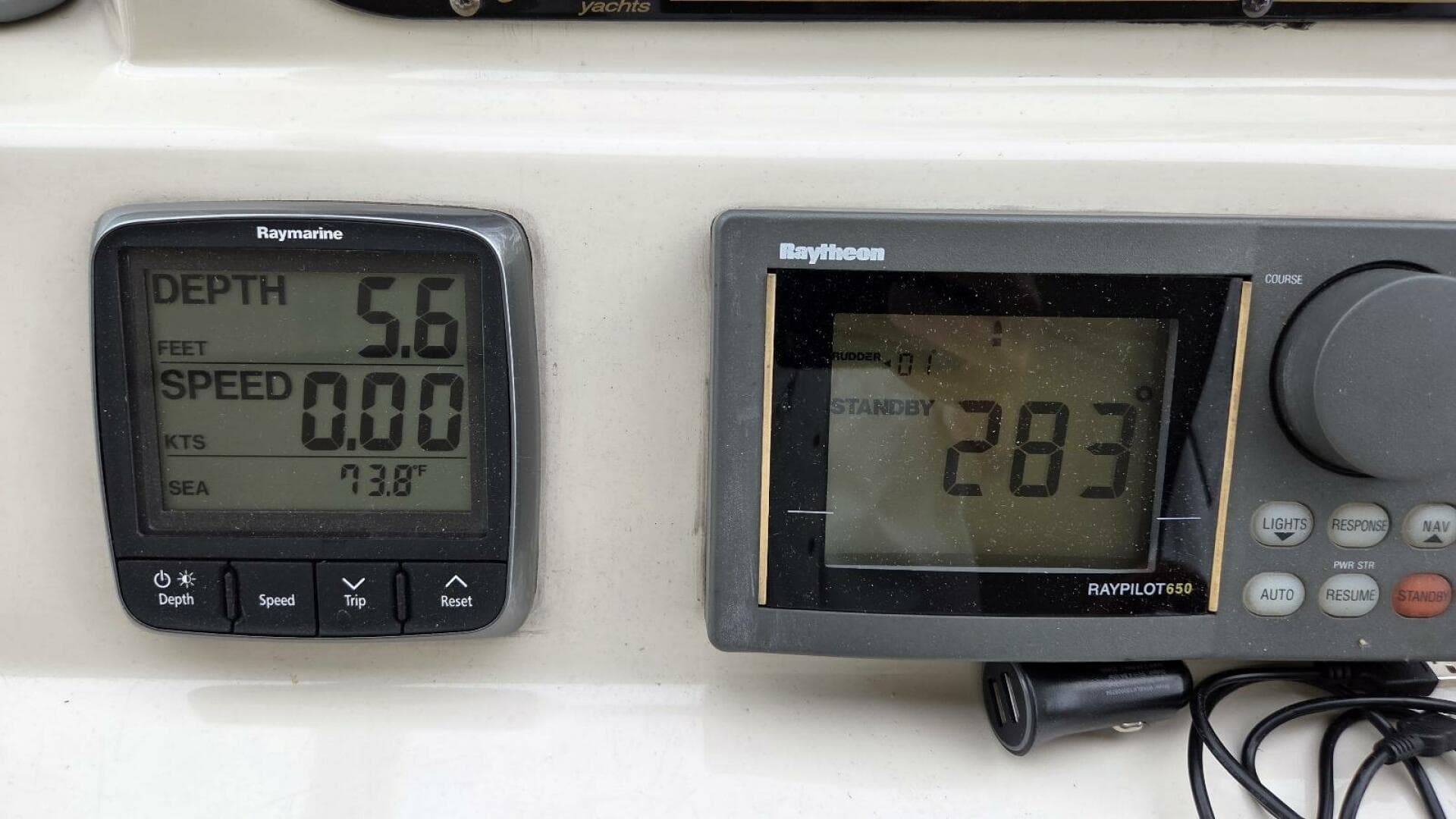 2000 Cruisers Yachts 4450 Express — photo 22