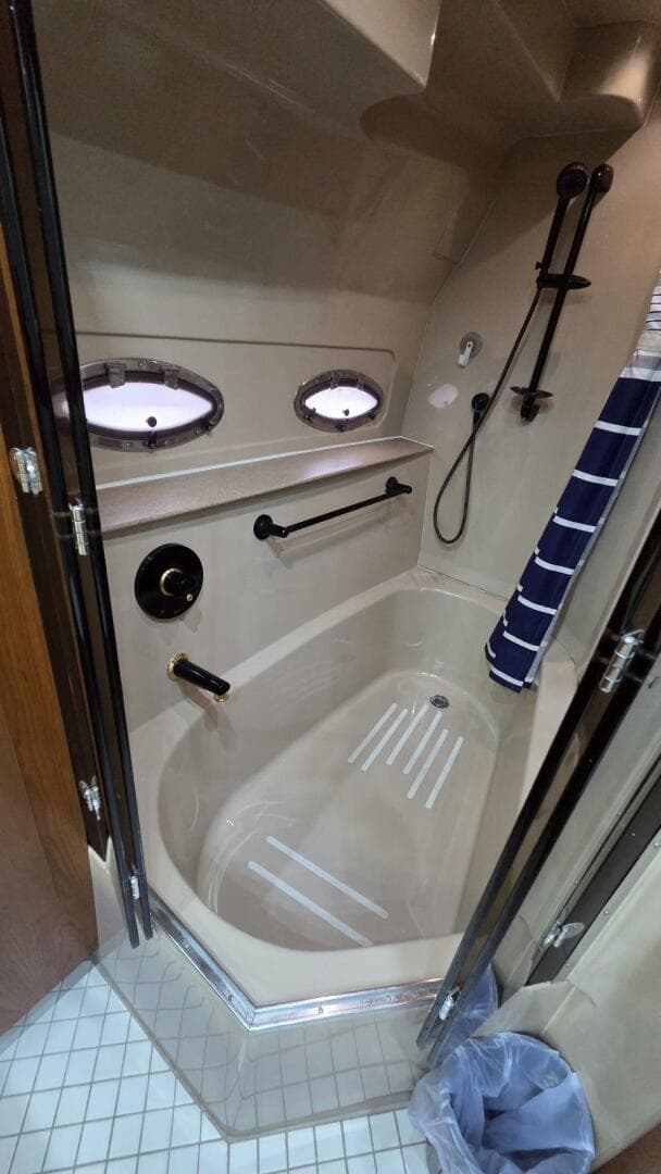 2000 Cruisers Yachts 4450 Express — photo 59