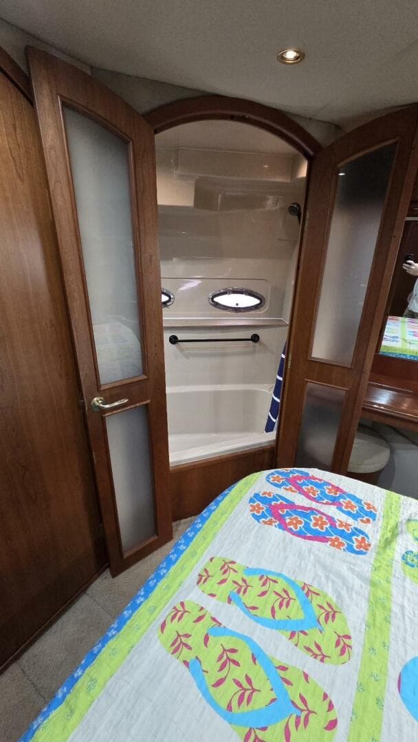 2000 Cruisers Yachts 4450 Express — photo 60