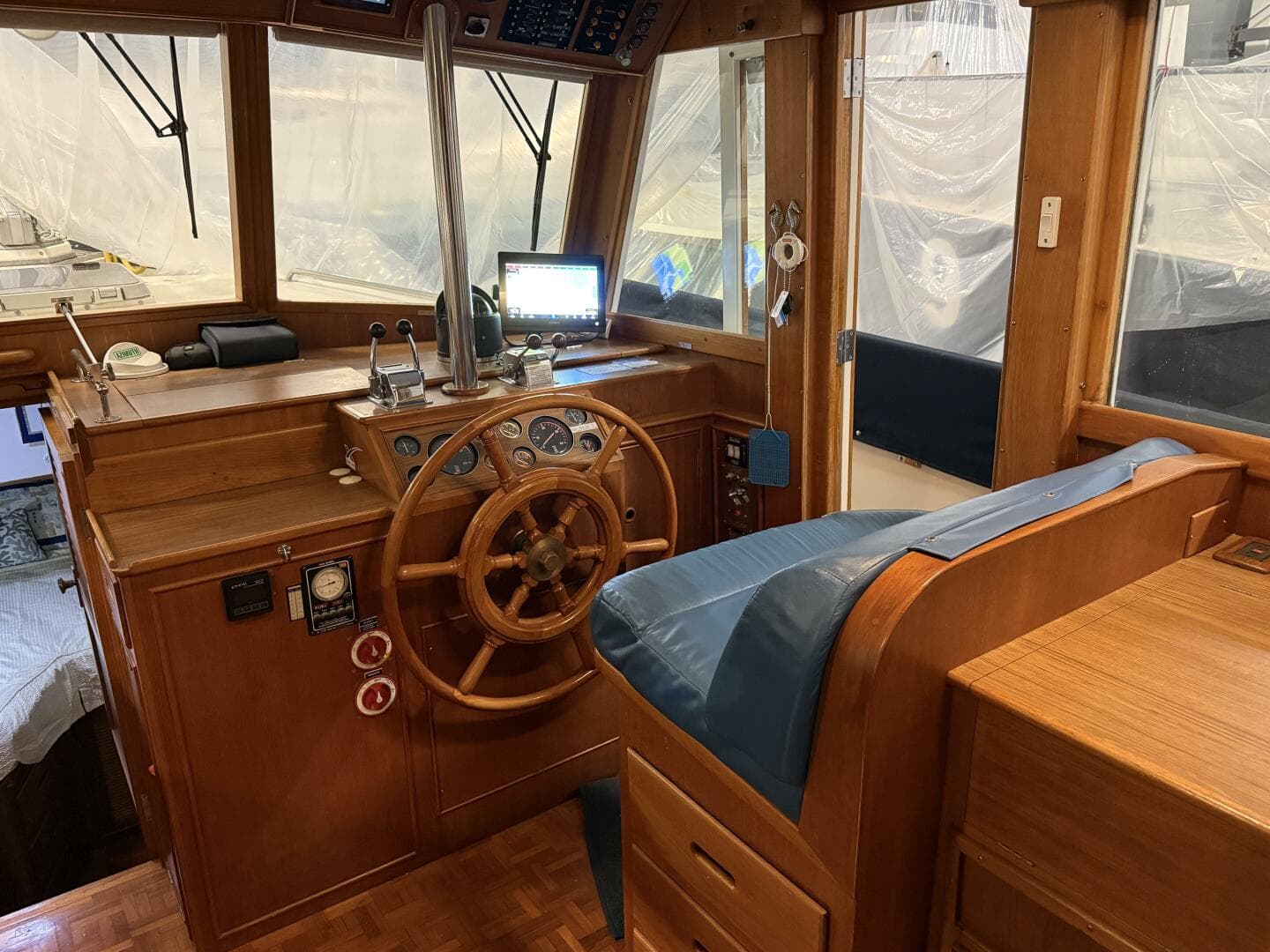 1991 Grand Banks 42 Classic — photo 4